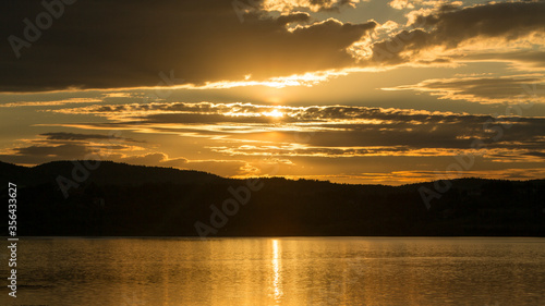 Zachodzące słońce nad jeziorem w Mucharzu.