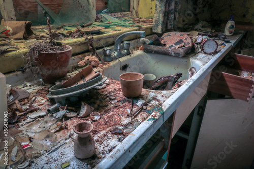 Photos Abandoned hoarder kitchen, filthy, dirty and discarded