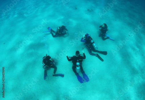 Fotografie Diving instructor and group students in underwater exercise