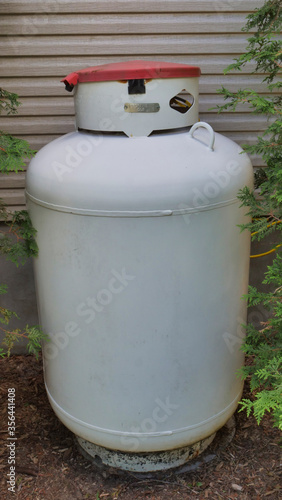 Large 400 pound propane tank in the yard of a rural home