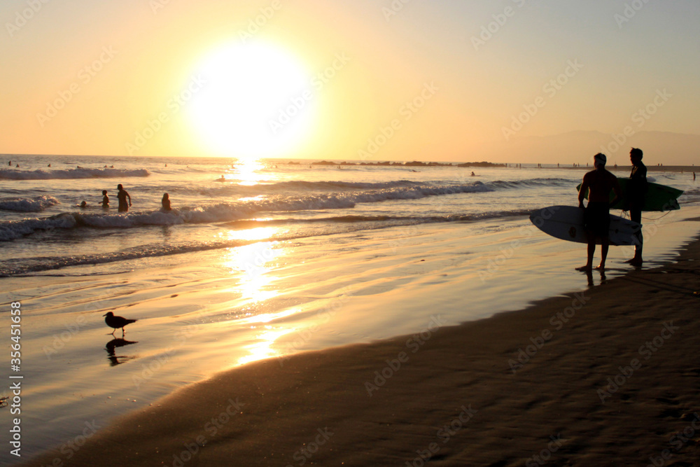 surfers al tramonto