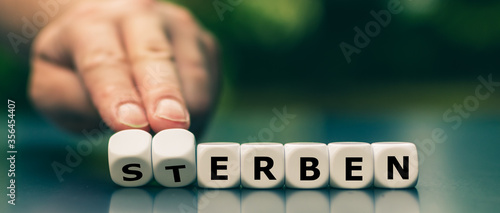 Obraz na płótnie Hand dreht Würfel und ändert das Wort Sterben in Erben.