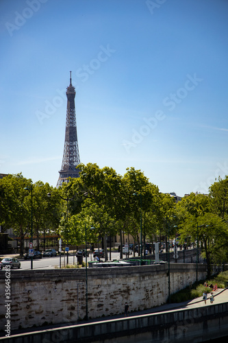 La tour Eiffel, ciel bleu jour de printemps