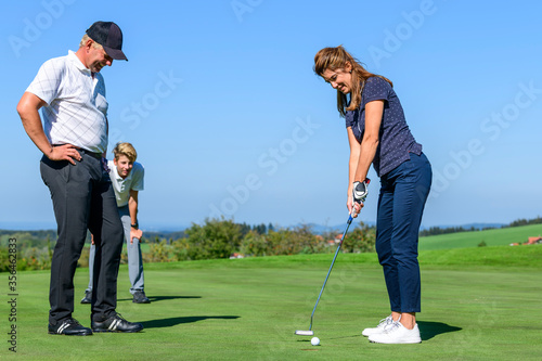 Familien-Flight beim Golf-Spiel auf dem Grün