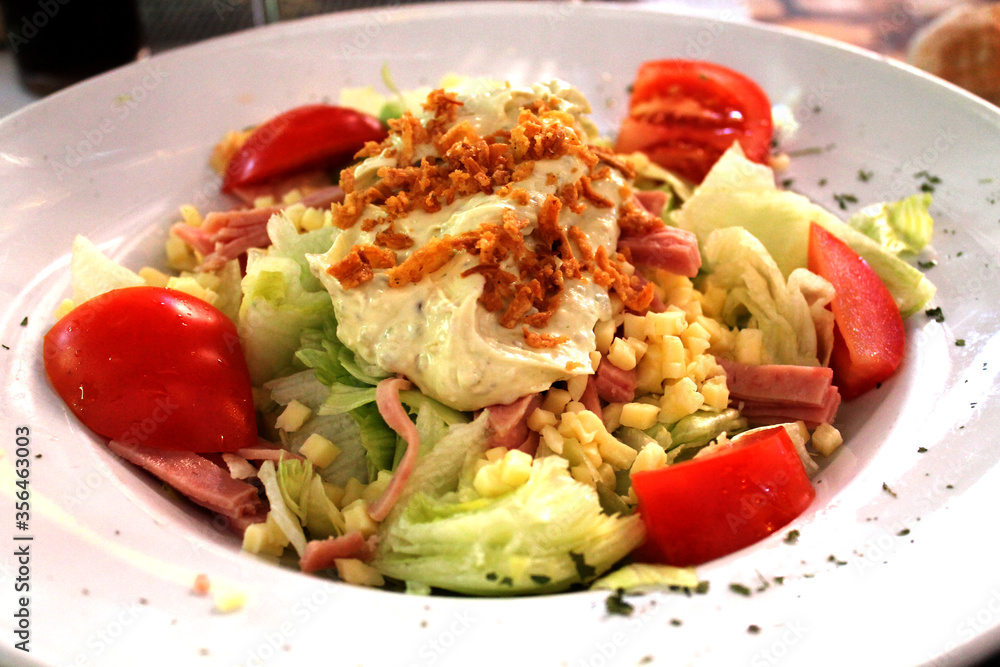 Mediterranean salad to eat in summer