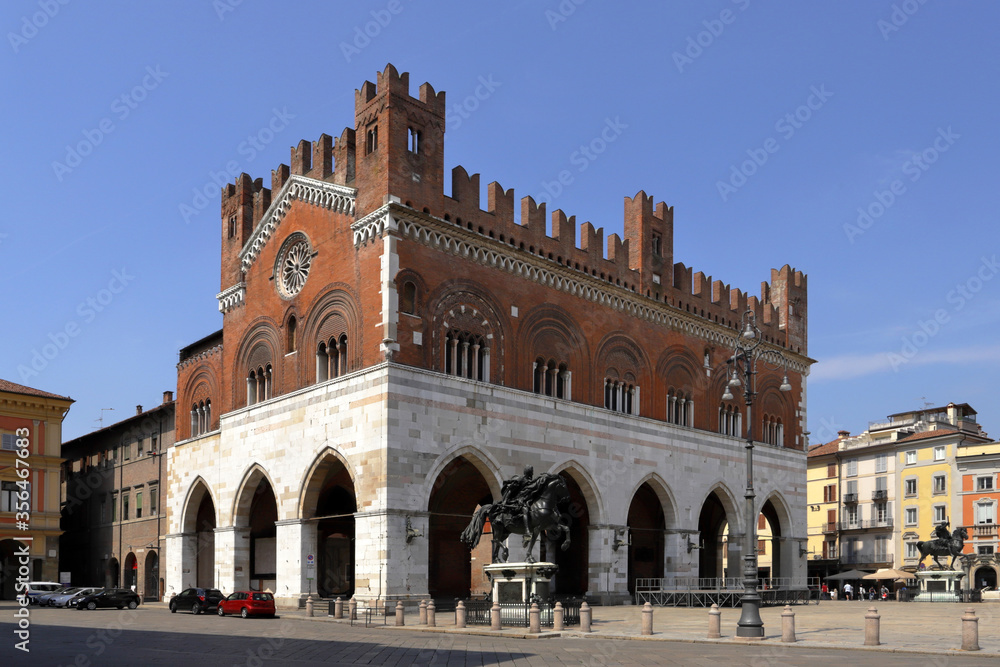 piacenza con edificio storico in italia, historical buildings in piacenza city in italy  