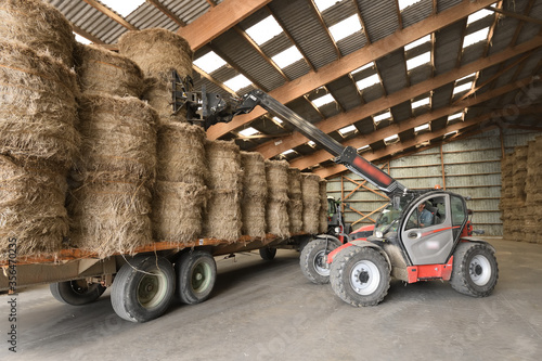 Coopérative linière de teillage, déchargement et stockage du lin photo