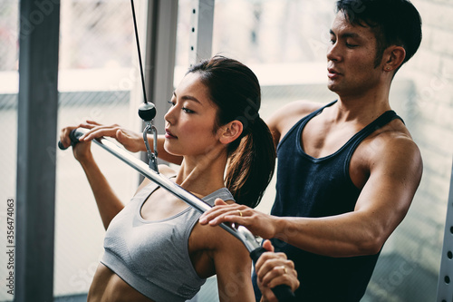トレーニングをする日本人女性とパーソナルトレーナー