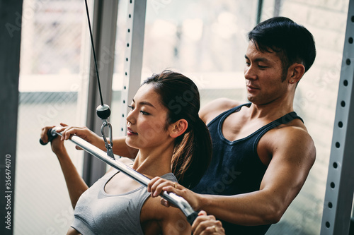 トレーニングをする日本人女性とパーソナルトレーナー