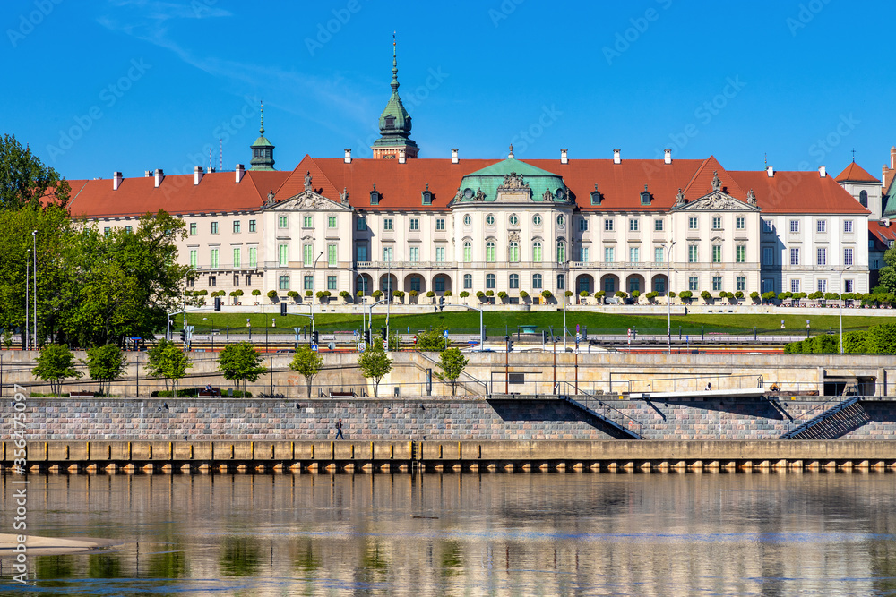 Naklejka premium Panoramic view of Zamek Krolewski Royal Castle in Stare Miasto Old Town historic quarter at Wybrzerze Gdanskie embankment of Vistula river in Warsaw, Poland