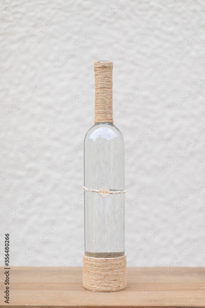 bouteille transformée en vase pour la décoration de mariage bouteille transformée en vase pour la décoration de mariage