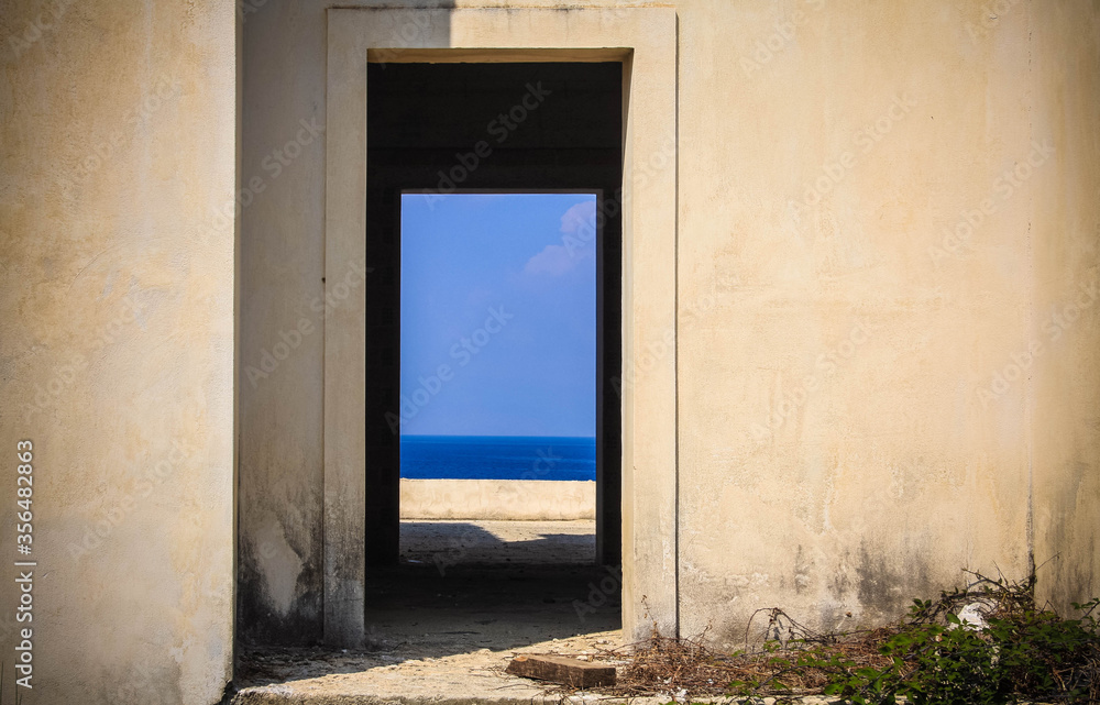 Fototapeta premium door to sea