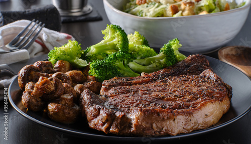 Bilde på lerret seared ribeye steak with broccoli and sauteed mushrooms