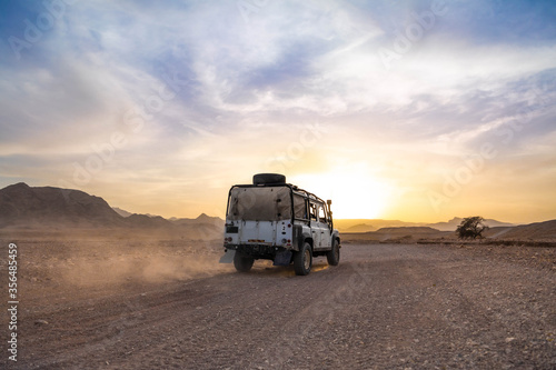 off road car in the desert © Thomas