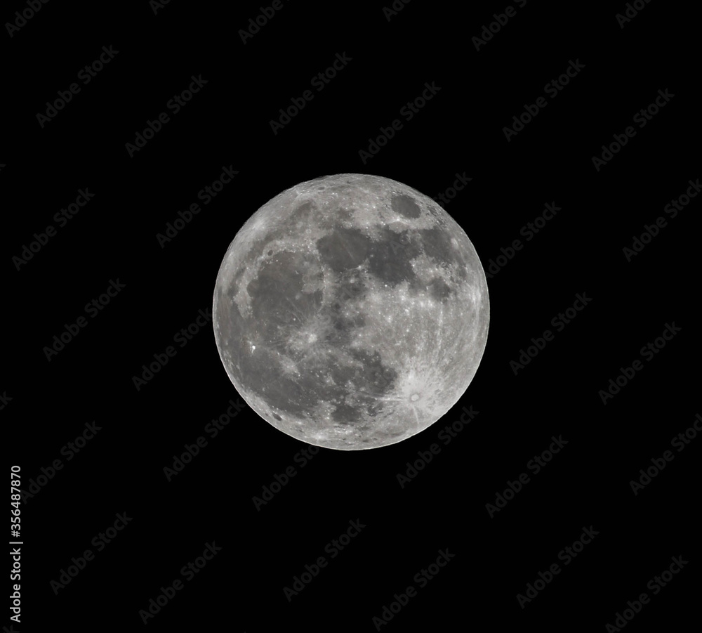 Obraz premium Full moon with details on its surface