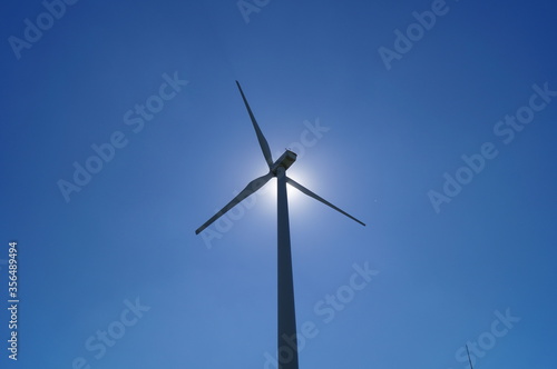 Windkraftwerk vor Sonne