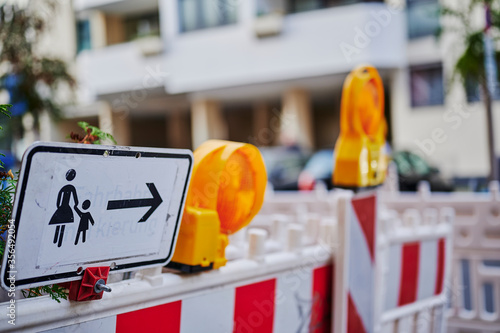 Information sign in Germany on how pedestrians should avoid a construction site.