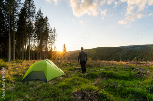 Wild Campen im Sauerland, Zelt und Wanderer bei Sonnenuntergang, Deutschland