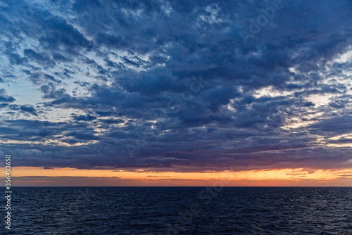 Fototapeta Naklejka Na Ścianę i Meble -  Beautiful scene of colorful cloudy sky above sea during sunset