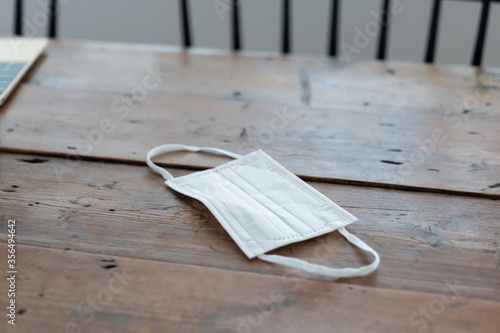 木のテーブルにマスクが置いてある