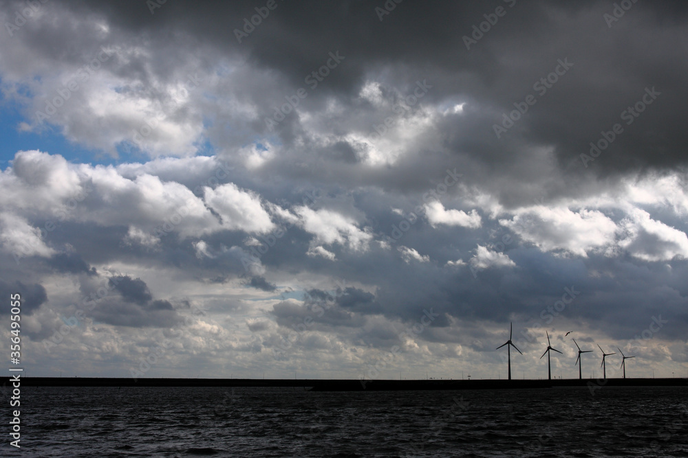 Elektrownia wiatrowa na tle morza. Holandia