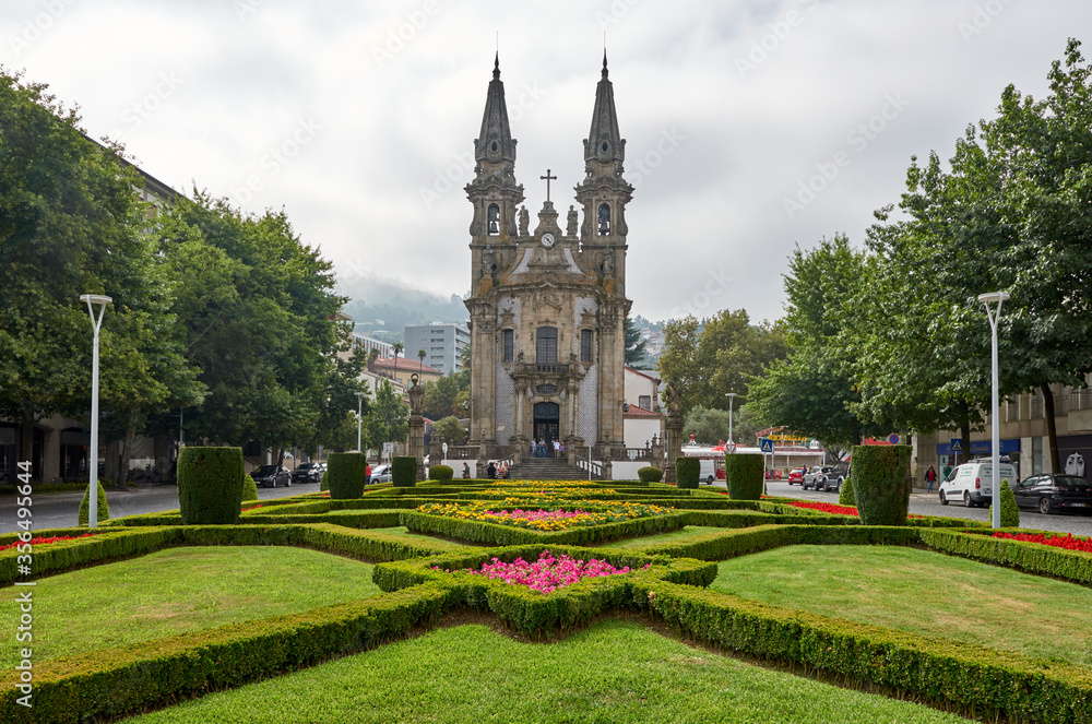 Obraz premium Portugal. Guimaraes. Boulevard of the Republic of Brazil. Church and oratorio de Nossa Senhora