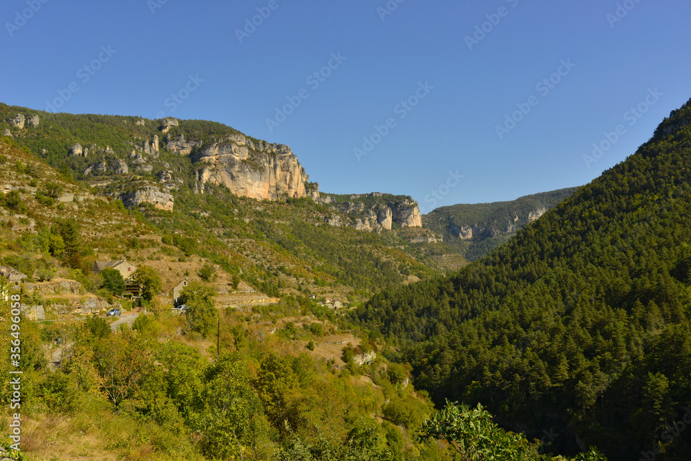 Paysage des Grandes Causses dans les Raspes du Tarn depuis Le Truel (12430), Aveyron en Occitanie, France