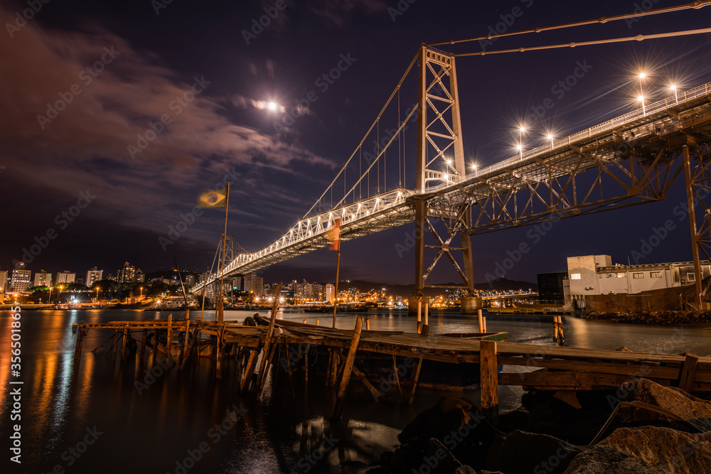 Naklejka premium new bridge Hercilio Luz Florianopolis Santa Catarina Brazil, image made from the continent, showing the sunset