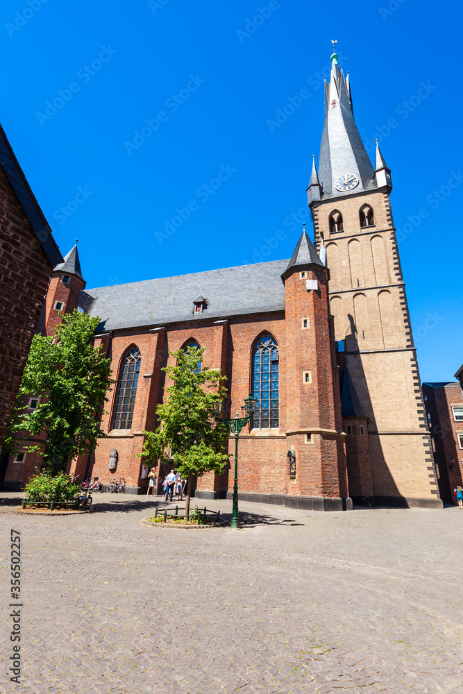 Fototapeta premium St. Basilika Lambertus in Dusseldorf