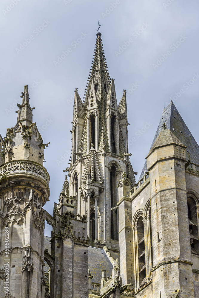 Fototapeta premium Senlis Cathedral (Cathedrale Notre-Dame de Senlis, 1153 - 1191) - former Roman cathedral in Senlis, Oise, Picardie, France.