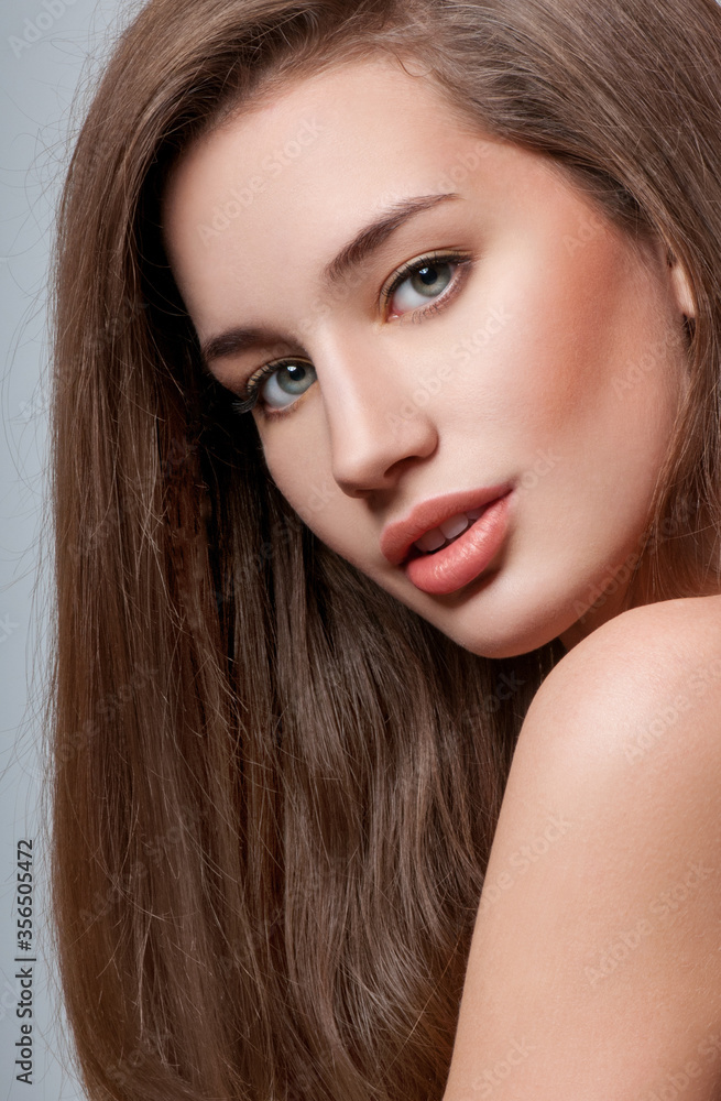 Fototapeta premium Beauty Woman with Long Brown Hair.Gorgeous Hair.Professional Makeup.