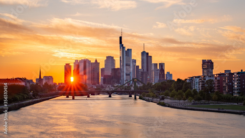 Skyline Frankfurt bei Sonnenuntergang
