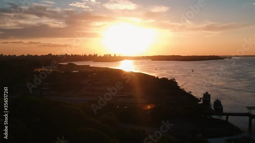 Rio paraná bajo un hermoso atardecer photo