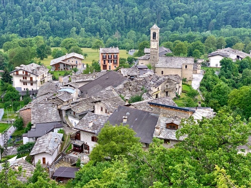 veduta del paese di Rore in Valle Varaita, Piemonte, Italia photo