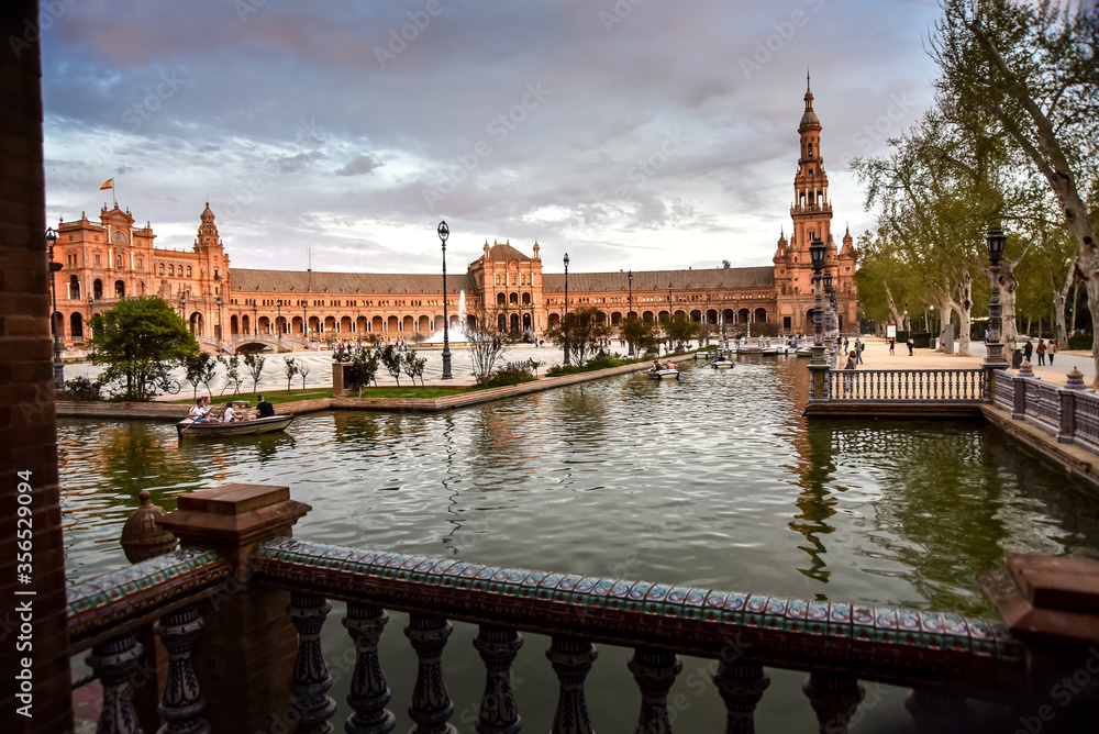 Fototapeta premium Quiet evening at Plaza de España in Sevilla, Spain