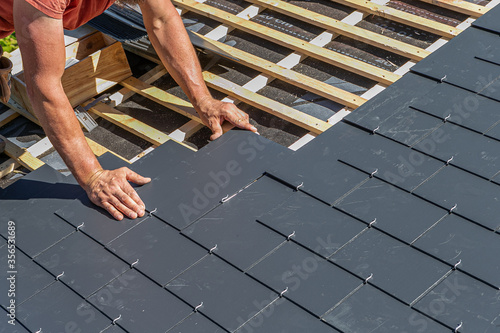 Valokuva Craftsmen are installing a slate roof home