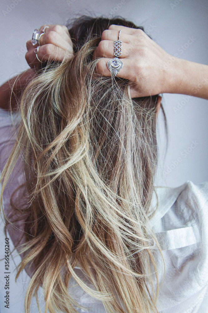 Obraz premium young woman with rings