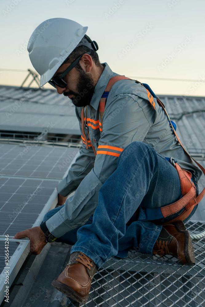 Trabajador revisando paneles solares Trabajador revisando paneles solares