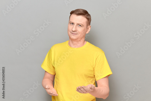 Foto Portrait of man stretching hands to you and expressing cordiality