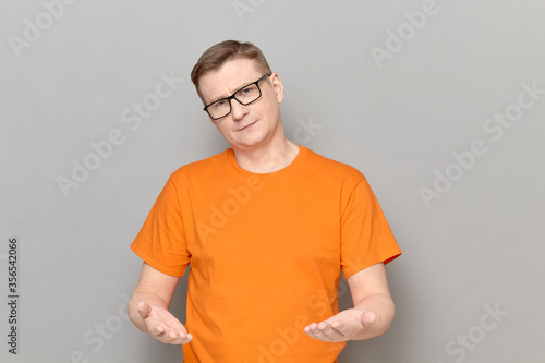 Valokuva Portrait of man stretching hands to you and expressing cordiality