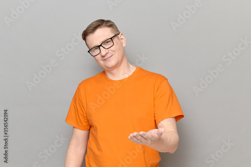Εκτύπωση καμβά Portrait of man stretching hand to you and expressing cordiality