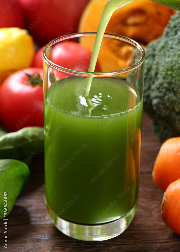 Fototapeta premium 野菜ジュースを注ぐ
