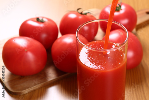 トマトジュースを注ぐ © taa22
