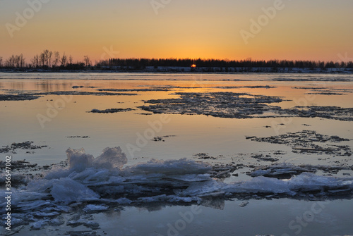 Fototapeta Naklejka Na Ścianę i Meble -  Evening on the Irtysh River, Omsk region, Siberia, Russia