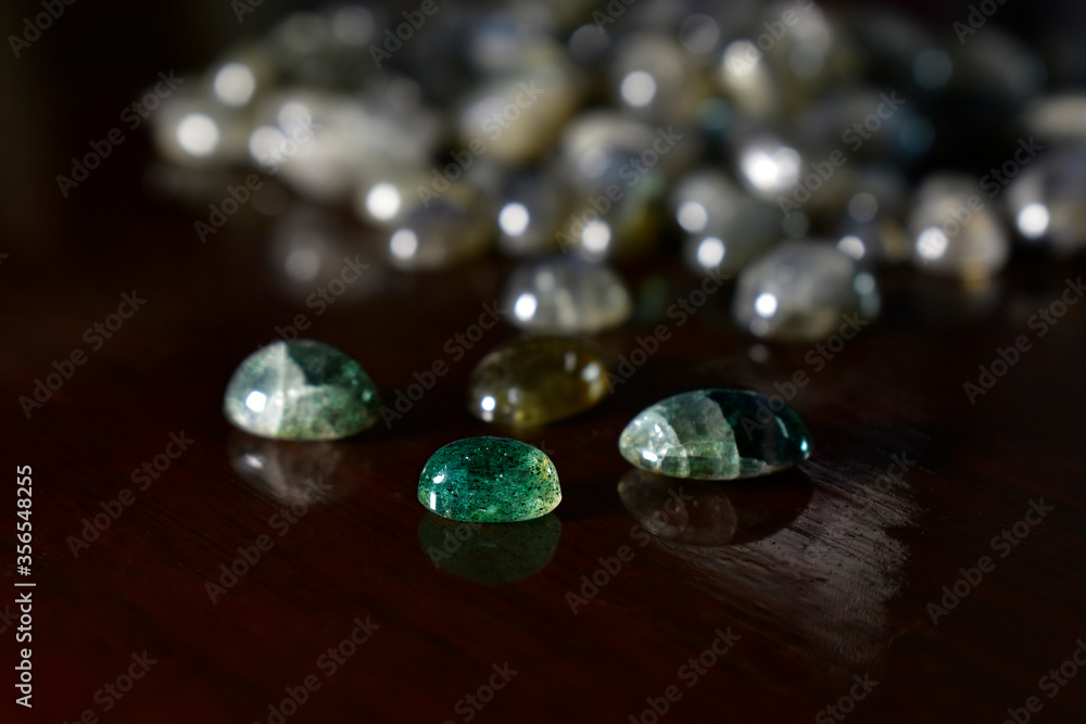 Labradorite is a beautiful and sparkling gem.
For making jewelry
Labradorite is a beautiful and sparkling gem.
For making jewelry