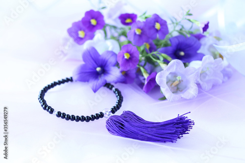 数珠と桔梗 カンパニュラ サフィニアの花束 Stock 写真 Adobe Stock 数珠と桔梗 カンパニュラ サフィニアの花束 Stock 写真 Adobe Stock