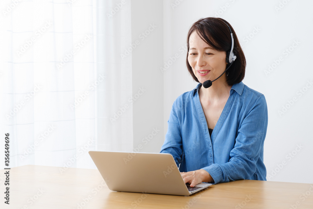 テレワーク 中年女性 テレワーク 中年女性