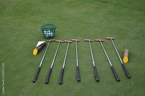 Obraz na płótnie golf club and ball on green grass