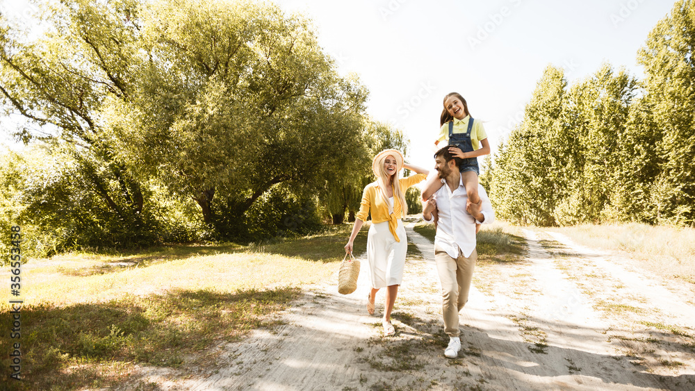 Fototapeta premium Cheerful Family Going On Picnic On Sumer Day, Panorama