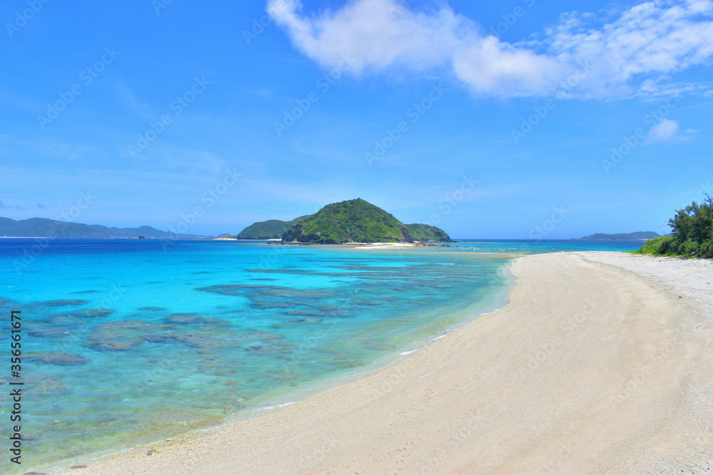 透き通るきれいな碧い海と島々／古座間味ビーチ